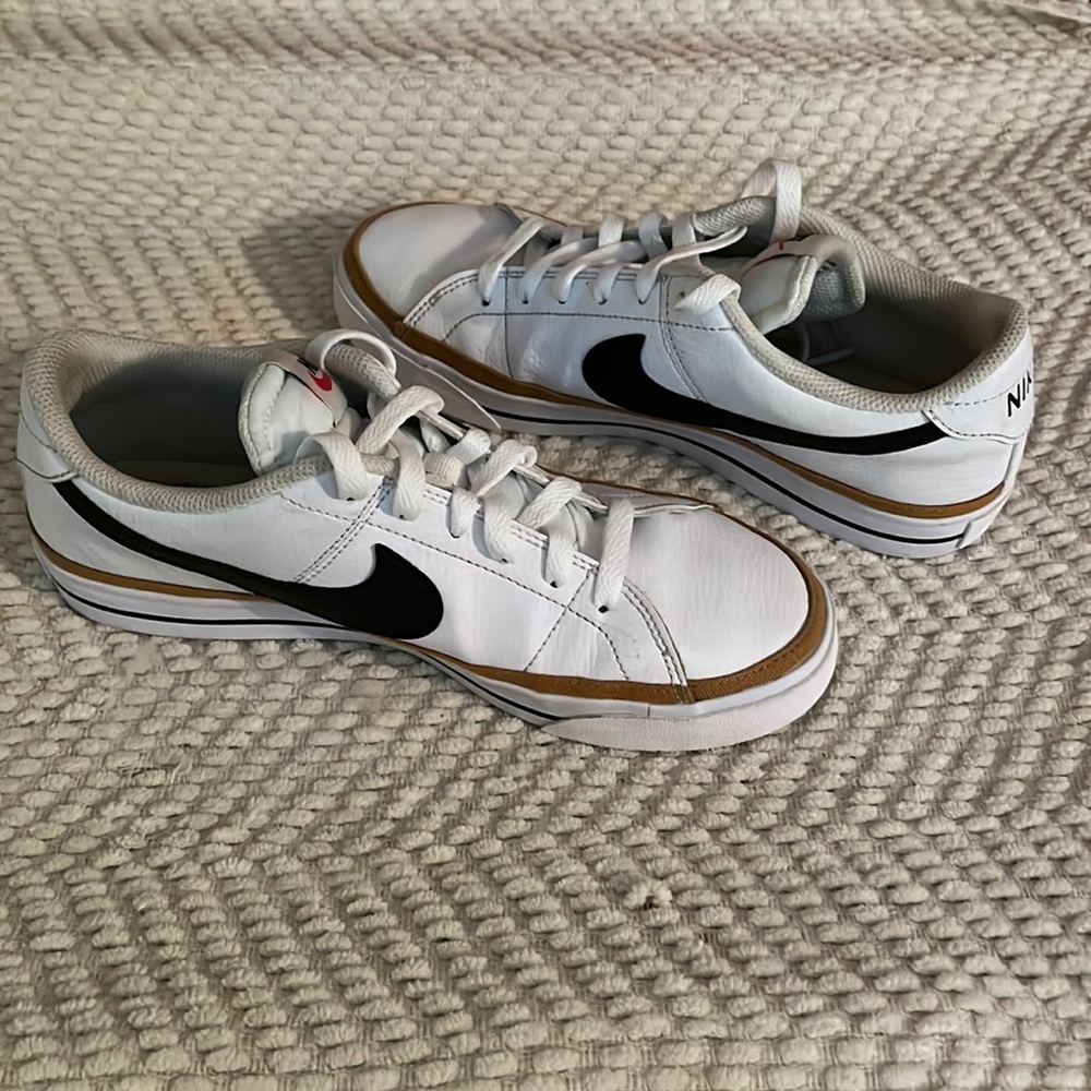 NIKE tennis shoes